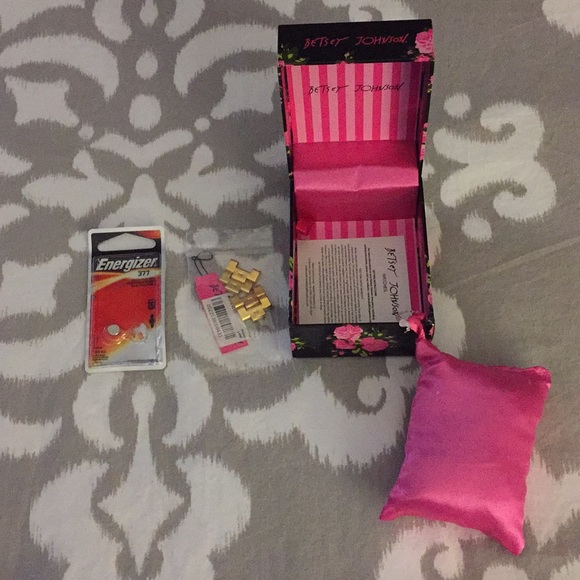 Authentic Betsey Johnson watch - Picture 5 of 5
